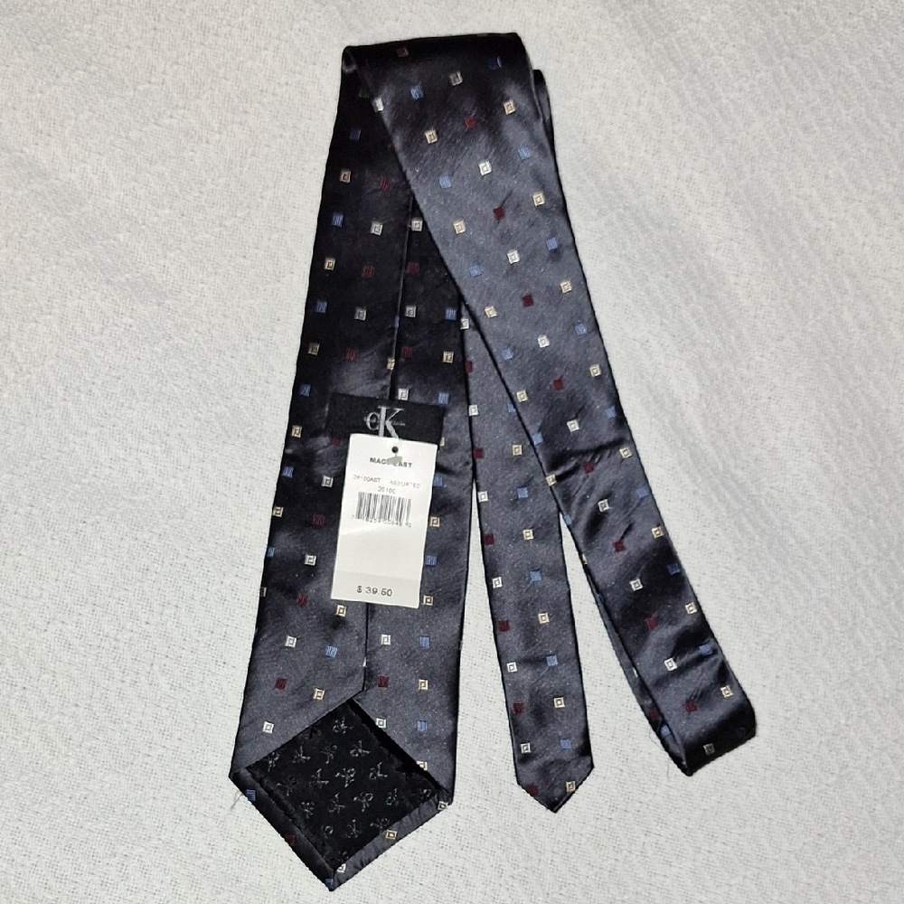 👔 Calvin Klein Silk Tie - dark grey with geometric pattern. New with tags!